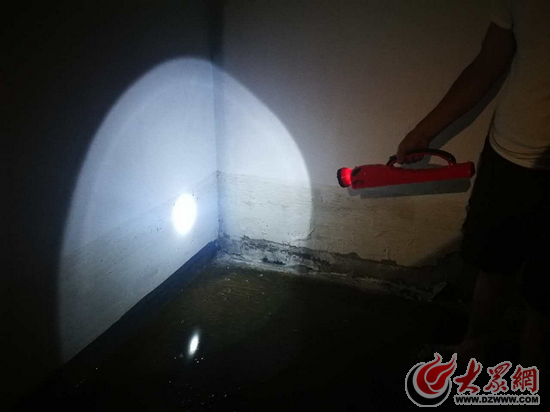 华润仰山红叶林小区地下室被淹,电梯成水帘洞